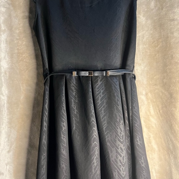 IZ BYER WOMEN’S BLACK PRINTED SCUBA KNIT SHORT SLEEVE DRESS - WITH BELT - Picture 4 of 14